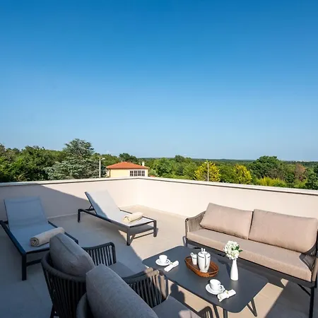 Madora With Private Pool And Bbq * Kirmenjak