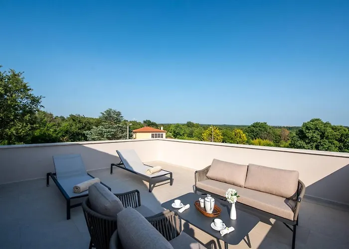 Madora With Private Pool And Bbq * Kirmenjak